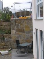 Polygonale Krustenplatten aus Krensheimer-Muschelkalk Kernstein als Verkleidung einer St�tzmauer