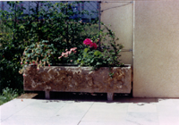 Pflanztrog aus Krustenplatten aus frostbest�ndigen Krensheimer Muschelkalk - Kernstein, mit 2 unterlegten Bossensteinen als F�sse und 6 Wasserablaufl�chern