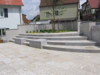 Blockstufenanlage und gerundete Mauerabdeckplatten aus Krensheimer-Muschelkalk-Kernstein