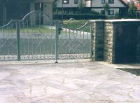 Hauseingang mit Vorplatz aus Krensheimer Muschelkalk Polygonalplatten und maschinell abgeschliffener Oberfl�che