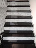 Treppenanlage Trittstufen Schwarzer Granit 'Star Galaxy' Setzstufen wei�er Carrara Marmor