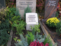 Urnengrabstein passend zu vorhandenen 46 Jahre alten Grabstein. Material: Krensheimer Muschelkalk - Kernstein, Oberfl�che scharriert, gew�lbt und mit Stichbogen bearbeitet. Buchstaben: Alu antik